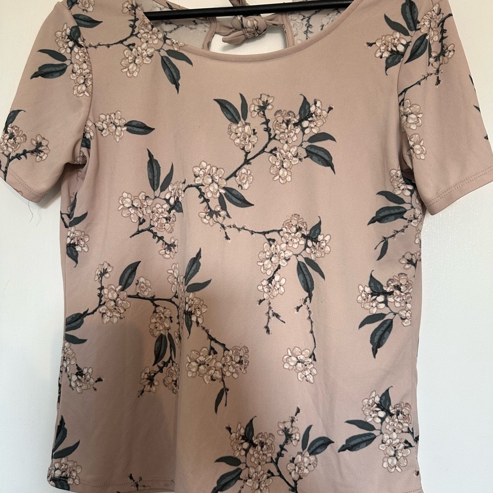 Dynamite Floral open back t-shirt (M) - Picture 2 of 3